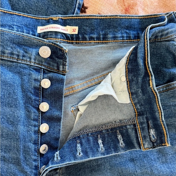 Levi’s Ribcage Straight - Picture 2 of 3